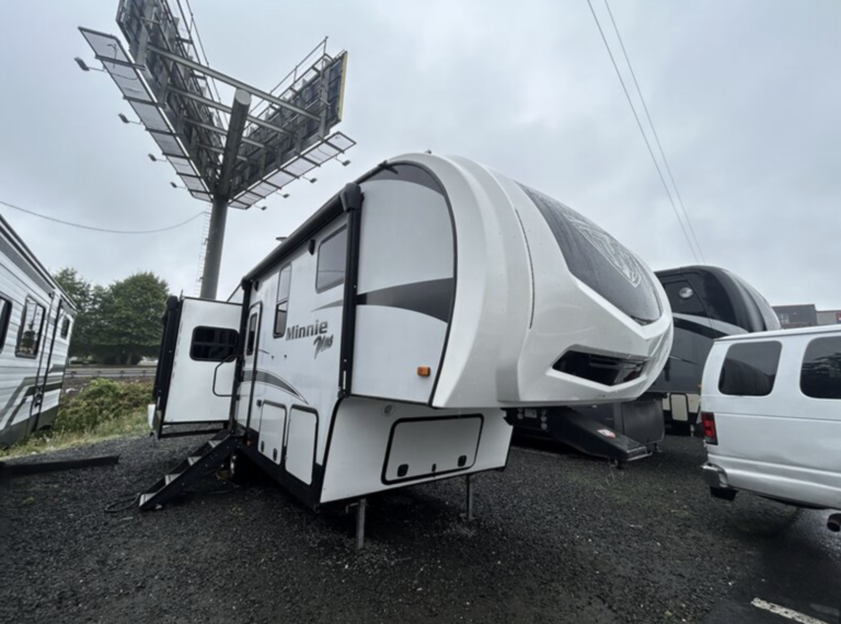 2019 Winnebago Minnie Plus 27RLTS Triple Slide Rear Lounge 5th Wheel 2019 Winnebago Minnie Plus 27RLTS Fifth Wheel
